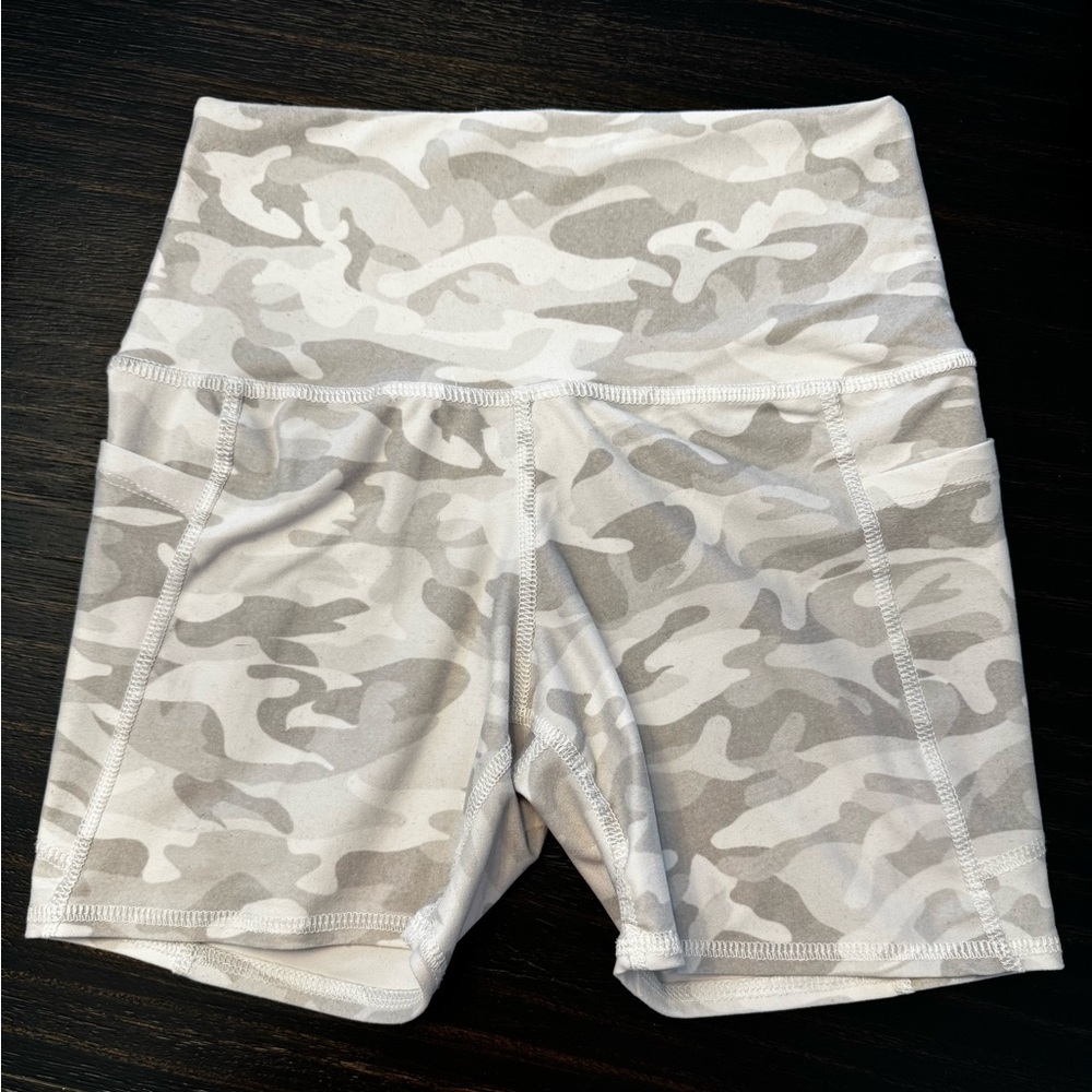 LOT (13 pieces) of running/workout clothes. - Picture 8 of 16